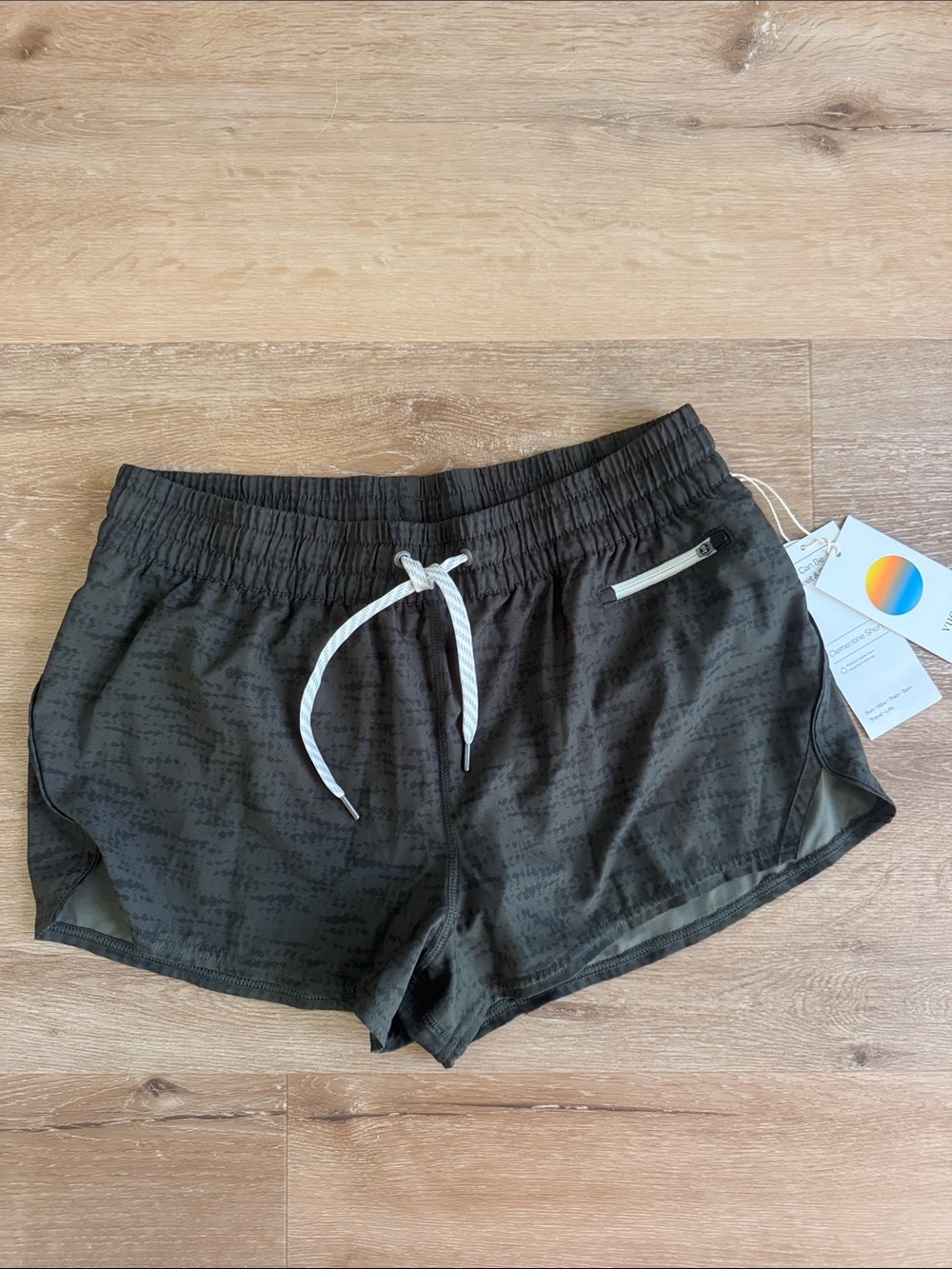 NWT Vuori clementine shorts size large. Dark green with black detail. Lined.